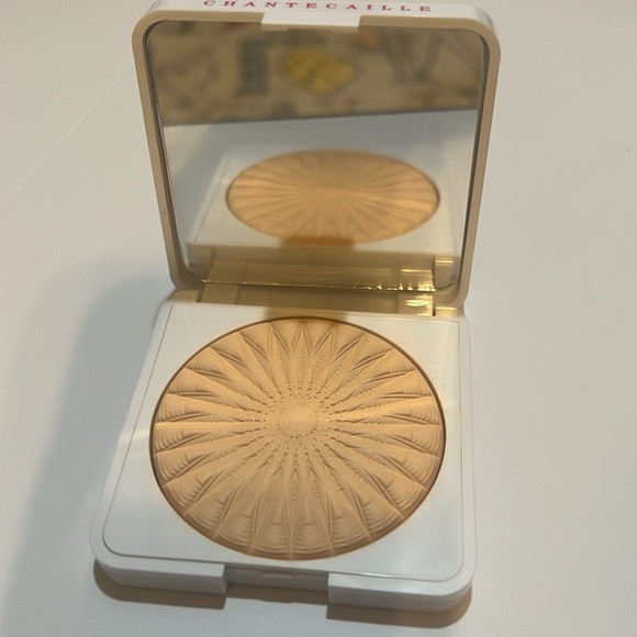 Chantecaille Perfect Blur Finishing Face Powder in Light/Medium - Picture 3 of 7